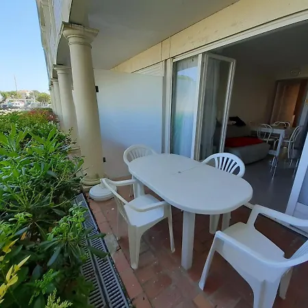Apartment T2 Face Au Port De Plaisance Et Plage D'eyrac -terrasse -parking *